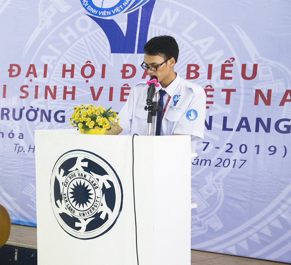 Đ/c Trịnh Hoài Nam – Chủ tịch Hội sinh viên Trường - trình bày dự thảo Báo cáo tổng kết công tác Hội và phong trào sinh viên Trường,  nhiệm kỳ 2014-2017.