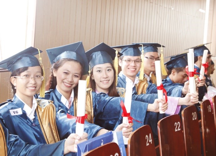 DH van lang co gai cong nghe thong tin 02