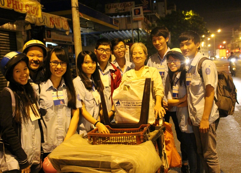 DH van lang doi cong tac xa hoi qua dem trao tay 03