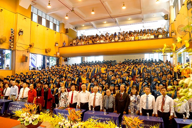DH van lang tot nghiep la su khoi dau 02