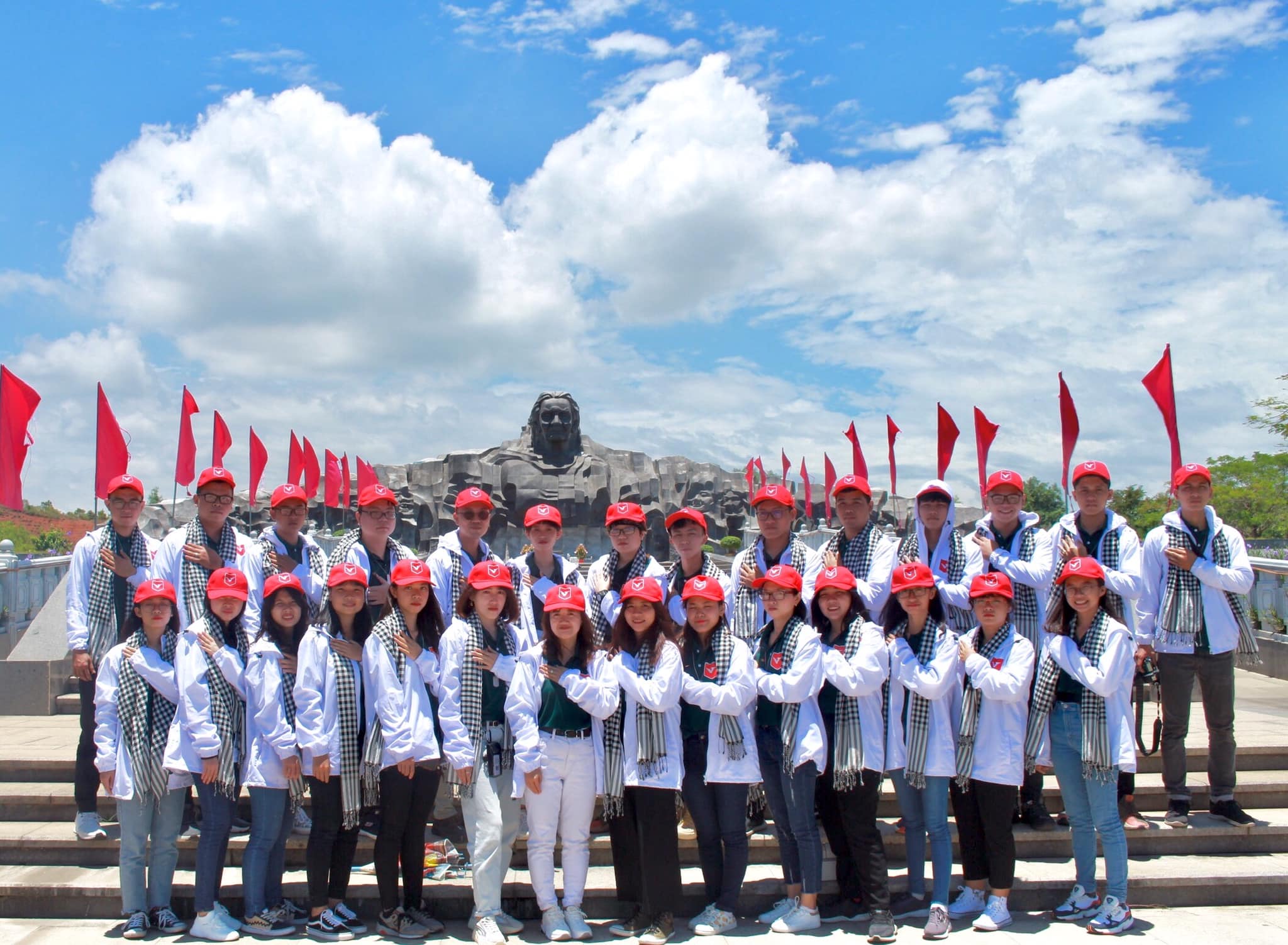 vlu hanh trinh tham den hung 2019 e